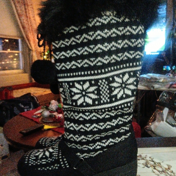 Black and White Wedge Heel Snowflake Knit Boots - Picture 2 of 3